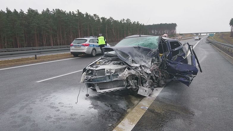 Kierowca jadący Renault prawdopodobnie wjechał pod prąd na trasę S3 i spowodował wypadek