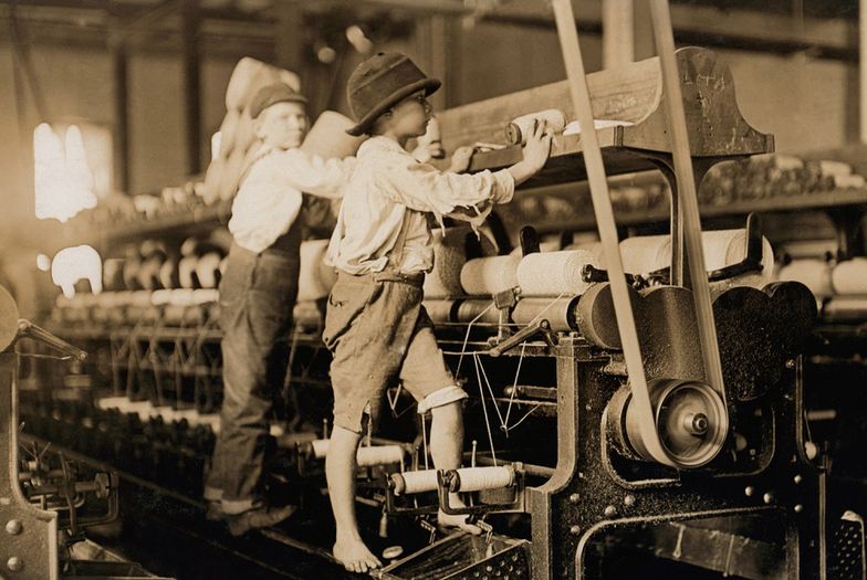 Najmłodsze dzieci często zatrudniano do czyszczenia urządzeń, których w czasie ich pracy nawet nie wyłączano. Prowadziło to do niezliczonych wypadków. Zdjęcie poglądowe