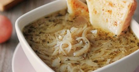 Francuska zupa cebulowa. Nawet król stracił głowę dla tego smaku
