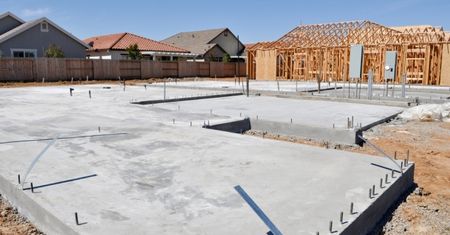 Płyta czy ława fundamentowa? Porównujemy koszty dla budujących dom