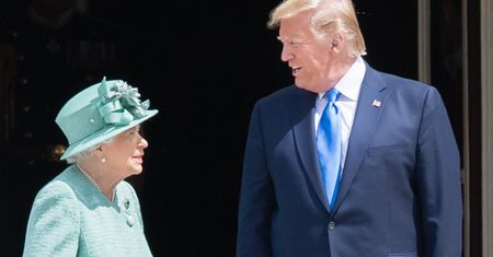 Donald Trump na przyjęciu z królową Elżbietą pozwolił sobie na zbyt wiele. Złamał protokół