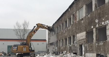 Sortownia drobiu, odpady i smród. Mieszkańcy Targówka protestują, a urząd dzielnicy nie widzi problemu