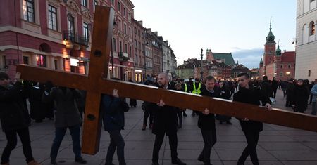 Nie będzie wolnego Wielkiego Piątku. Bo wchodzi zakaz handlu w niedziele, poza tym PKB mógłby spaść