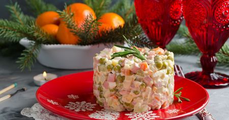 Salatka jarzynowa z rybą wedzoną