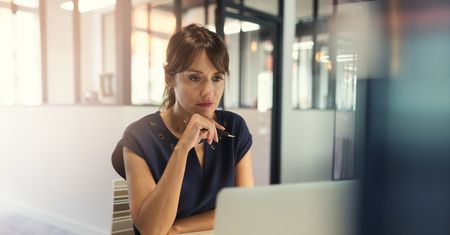 Pracujesz w biurze? Sprawdź, jak zadbać o kondycję nóg!