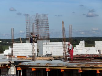 Lokum opóźni start dwóch inwestycji. Sprzedaż mieszkań przeniósł do internetu