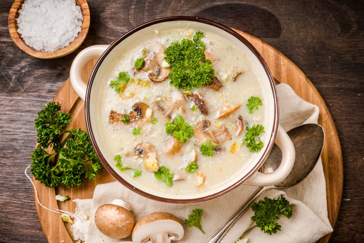Zupa grzybowa – idealny pomysł na obiad. Przepis na wegetariańską zupę, która zasmakuje także mięsożercom