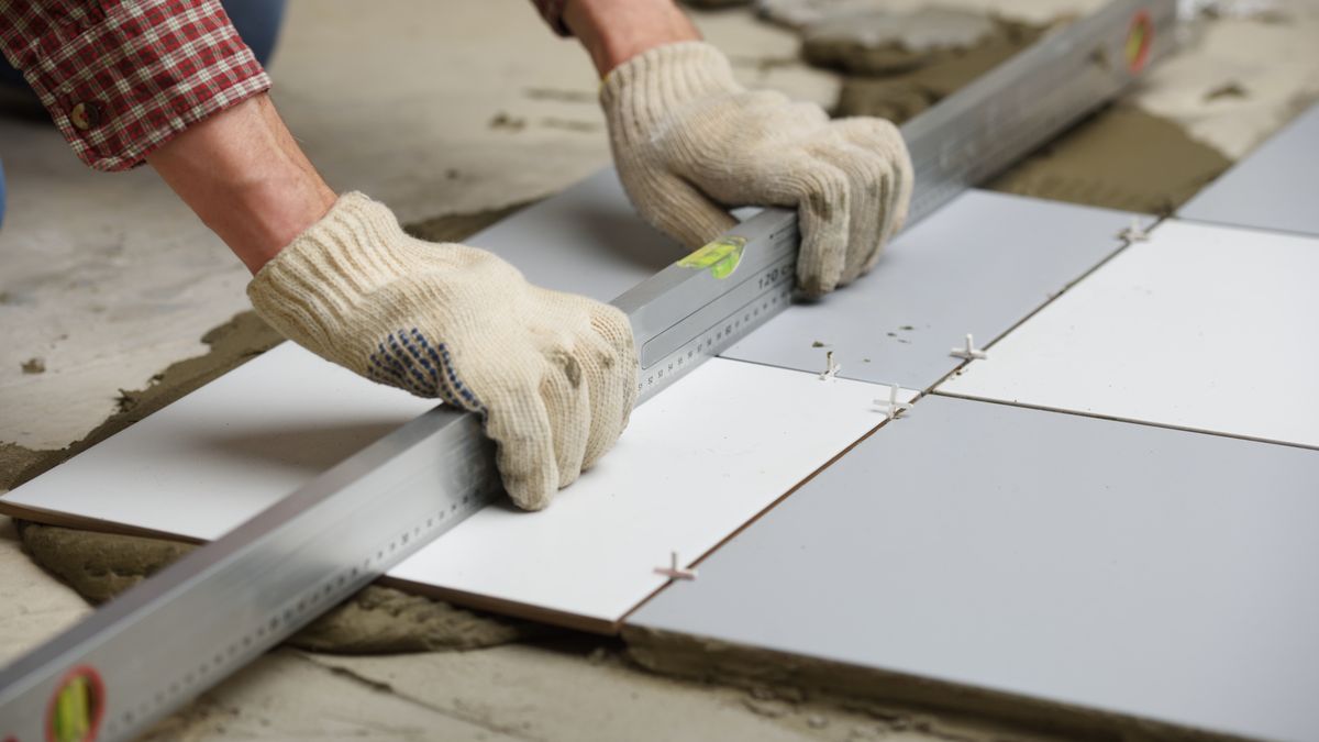 Praca na czarno to finansowa korzyść i dla firmy, i dla pracownika. Przynajmniej do czasu 