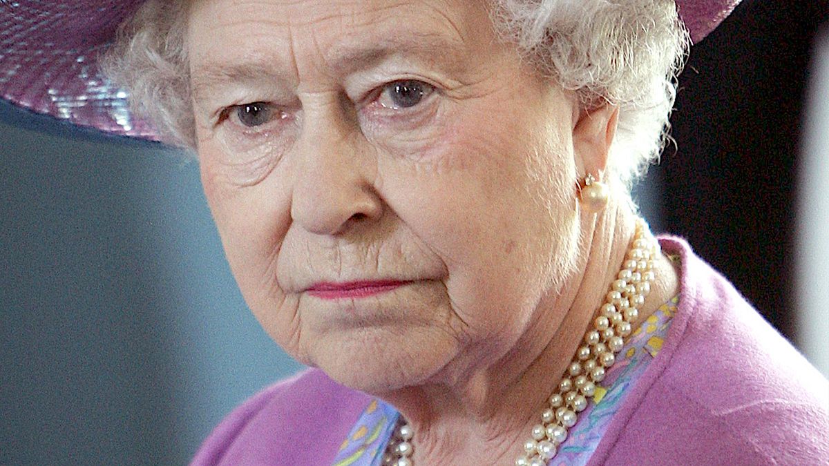 Królowa Elżbieta II smutna