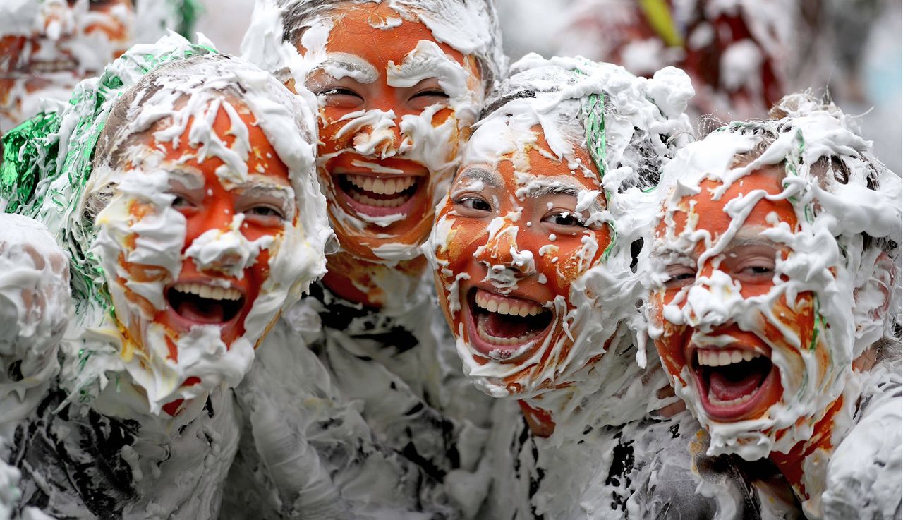 Ludzka wieża, piana i całowanie hipopotama. Tydzień w obiektywie
