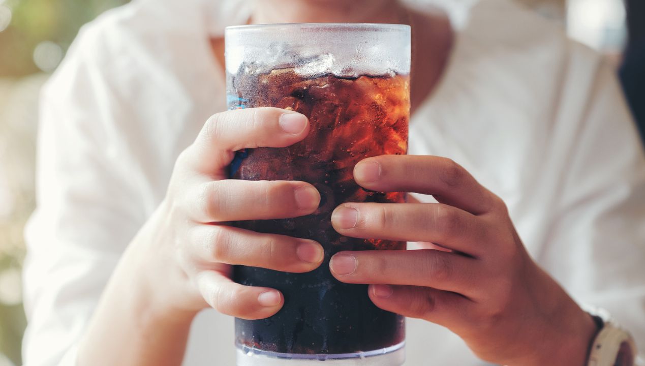Już wiemy, czy cola rzeczywiście pomaga na grypę żołądkową