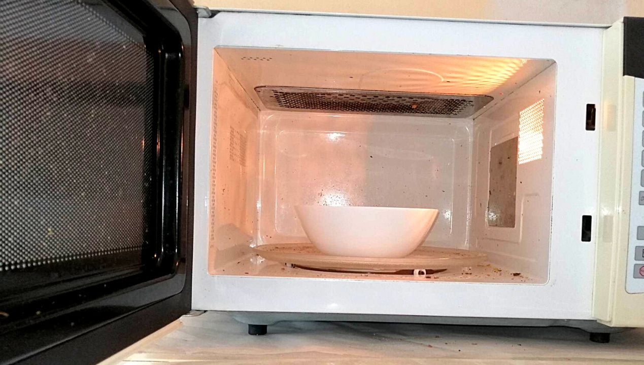 How to clean a microwave oven?