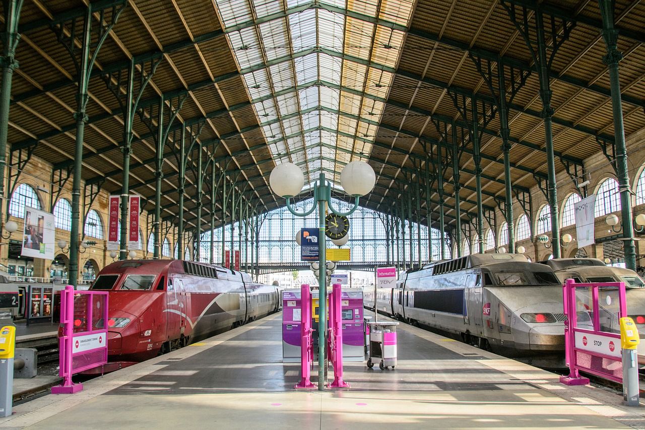 Z lotniska Paryż-Charles de Gaulle do lotniska Paryż-Orly można dojechać pociągiem TGV, mijając dworzec Gare du Nord
