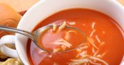 Zupa pomidorowa jak u mamy. Wystarczy jedna łyżka, a będzie smakowała wyśmienicie