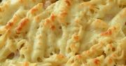 Prosty przepis na zapiekankę makaronową. Zrobisz ją z resztek