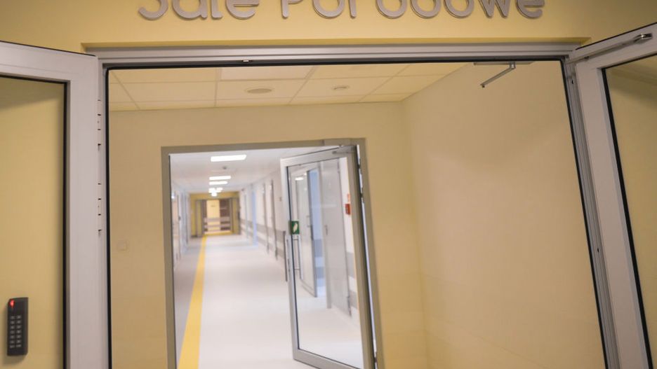 Zakaz odwiedzin spowodowany koronawirusem nie obejmuje księdza