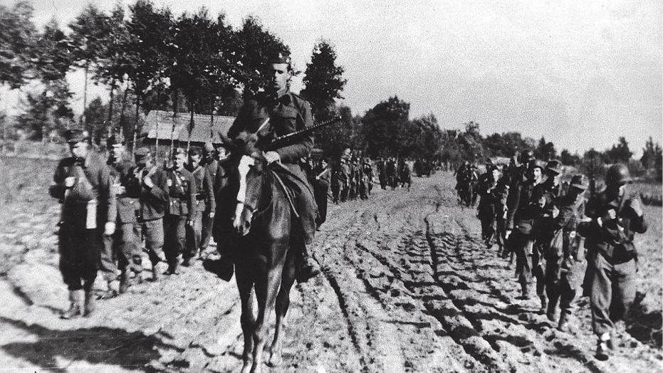 Wymarsz kompanii lotniczej por. Tadeusza Gaworskiego ”Lawy” Grupy Kampinos AK na wypad. Zdjęcie z książki ”AK 75. Brawurowe akcje Armii Krajowej”.