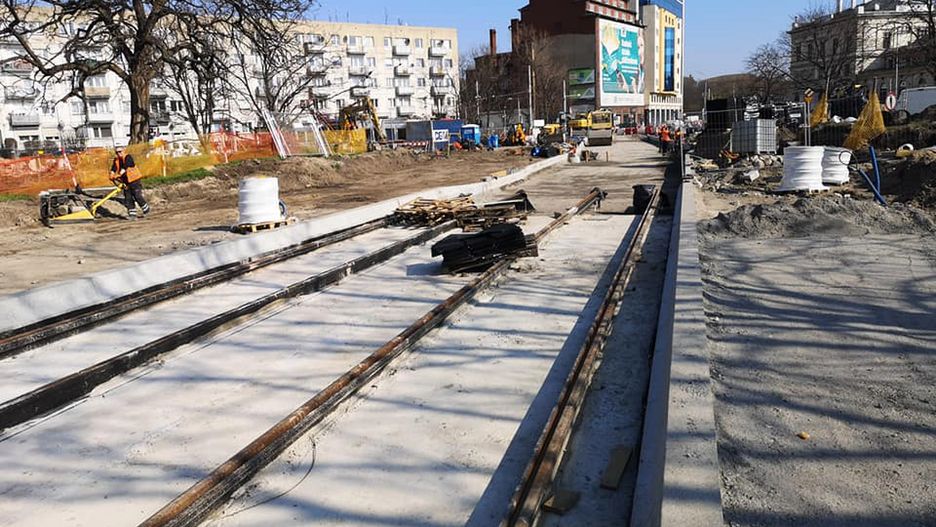Prace przy budowie Trasy Autobusowo-Tramwajowej nie zwalniają, największe zmiany przy placu Orląt Lwowskich.