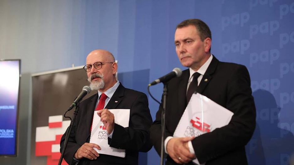Polska Fundacja Narodowa nie radzi sobie z obroną kontrowersyjnej kampanii informacyjnej w sprawie sądów.