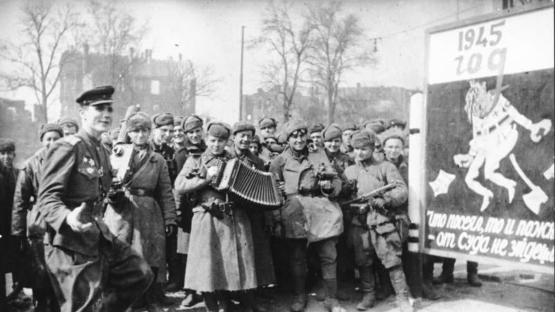 Czerwonoarmiści świętujący na ulicach Berlina koniec wojny