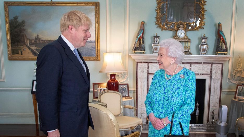 Premier Boris Johnson i królowa Elżbieta II