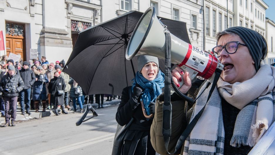Elżbieta Podleśna (z megafonem) złoży zażalenie na zatrzymanie przez policję i oskarża szefa MSWiA o kłamstwo