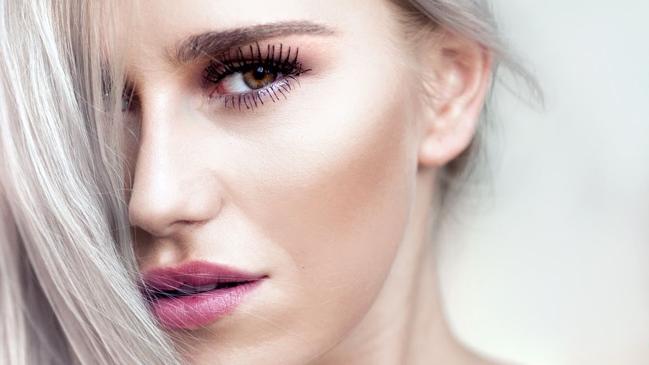 Latem cera traci naturalny blask - wystarczy odrobina rozświetlacza, aby go przywrócić