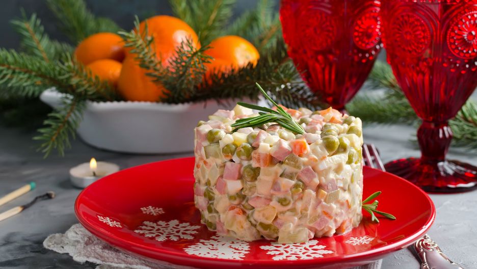 Salatka jarzynowa z rybą wedzoną