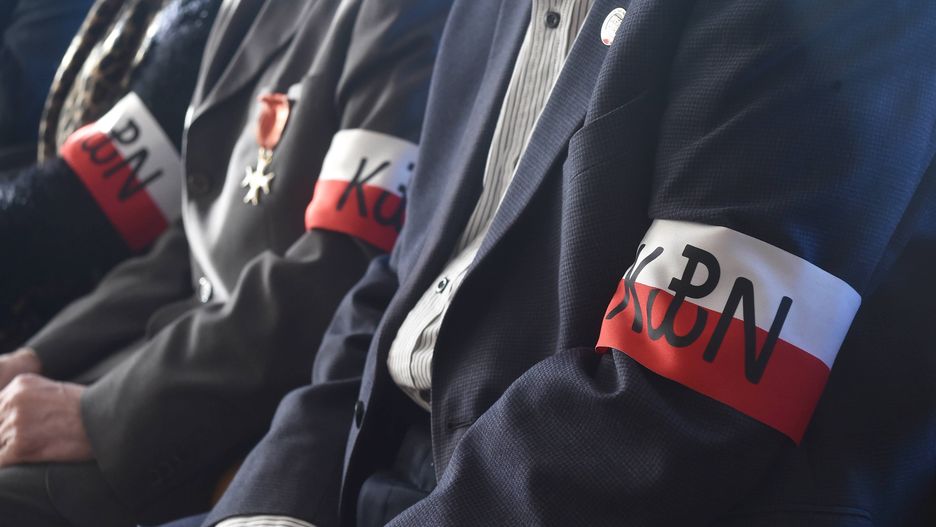 Oskarżyciele domagają się usunięcia znaku graficznego AK, ze wszystkich produkcji w ramach serialu "Nasze marki, nasi ojcowie"