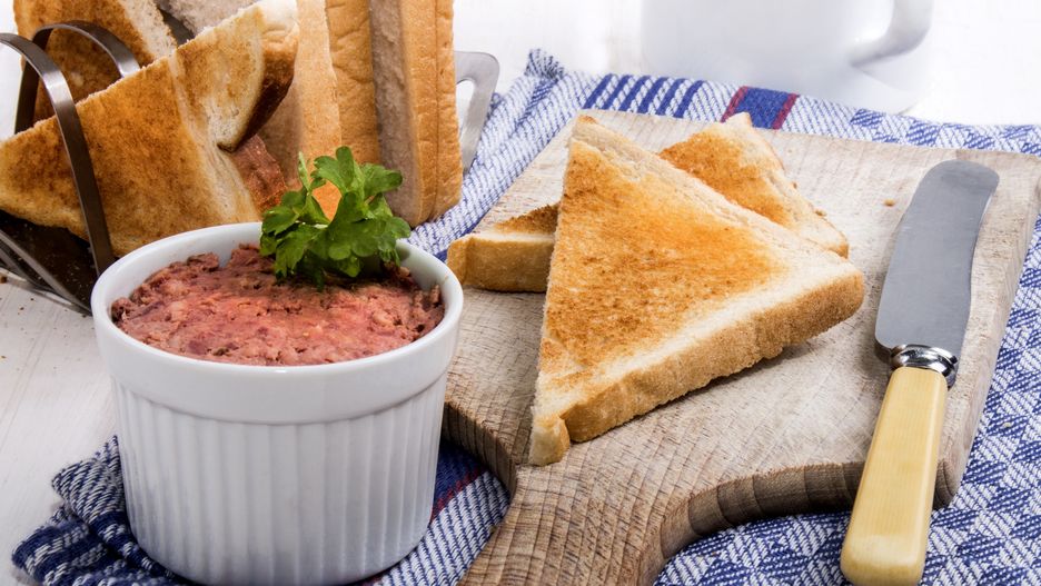 Pasta z kiełbasy. Sposób na pyszny dodatek do chleba