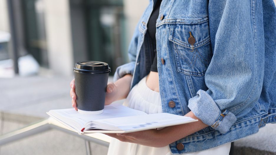 Kurtkę oversize można skomponować z krótkim topem i spódnicą maxi