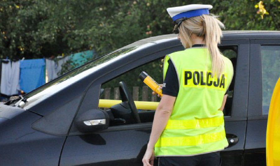 Uciekał przed policją autem, potem pieszo. Padły strzały