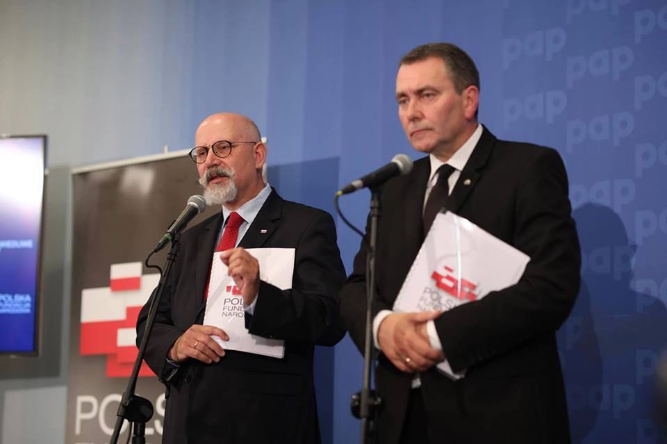 Polska Fundacja Narodowa nie radzi sobie z obroną kontrowersyjnej kampanii informacyjnej w sprawie sądów.