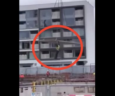 Poznań. Nagrano dramatyczną sytuację na budowie. Wiatr porwał płytę razem z człowiekiem