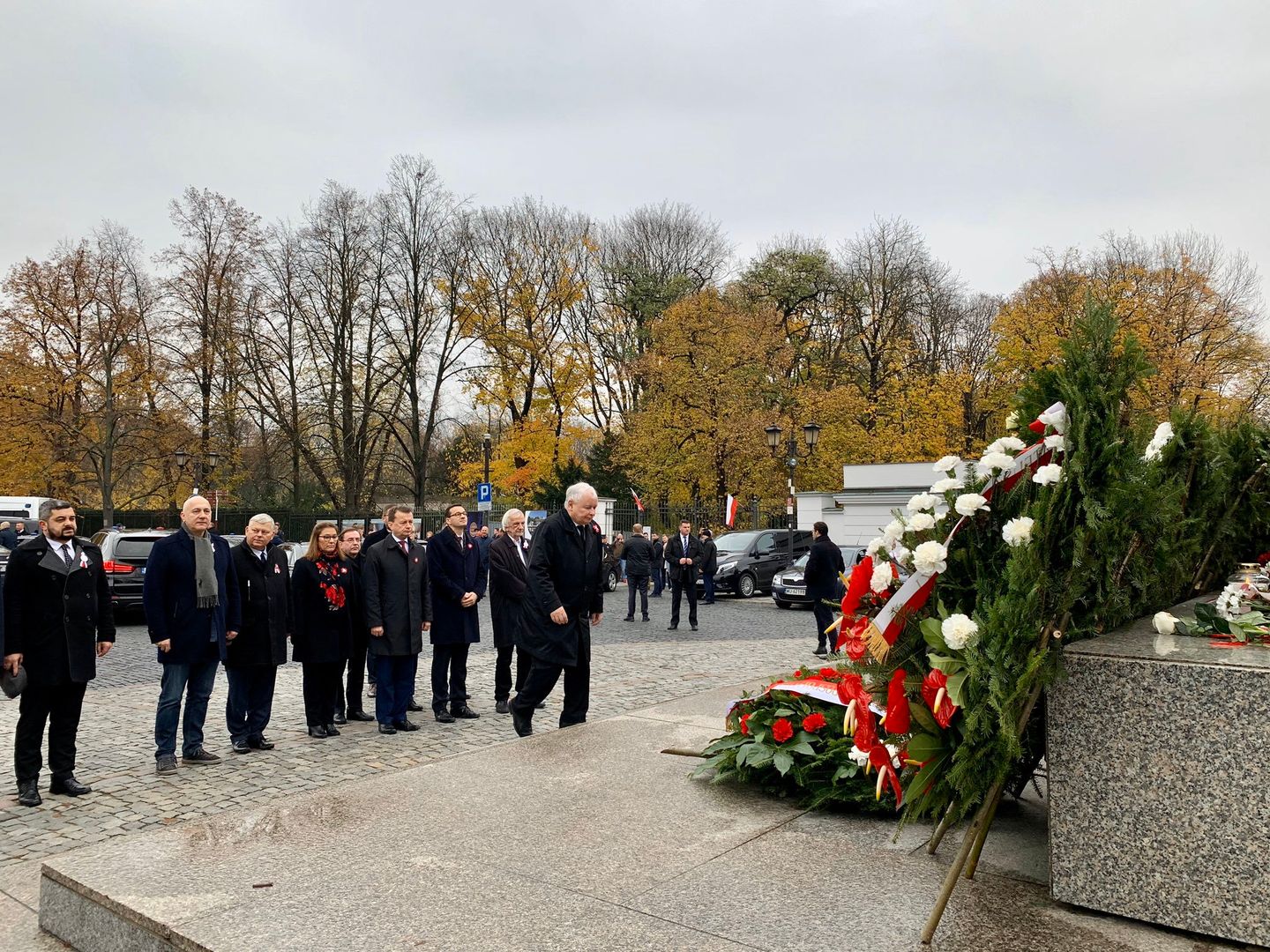Prezes PiS Jarosław Kaczyński i premier Mateusz Morawiecki z delegacją przed pomnikiem Marszałka Józefa Piłsudskiego