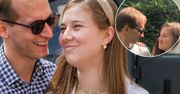 Julia Królikowska i jej kolejna weselna stylizacja. Bardziej kojarzy się z wypadem na mecz niż panną młodą. Mąż pęka z dumy