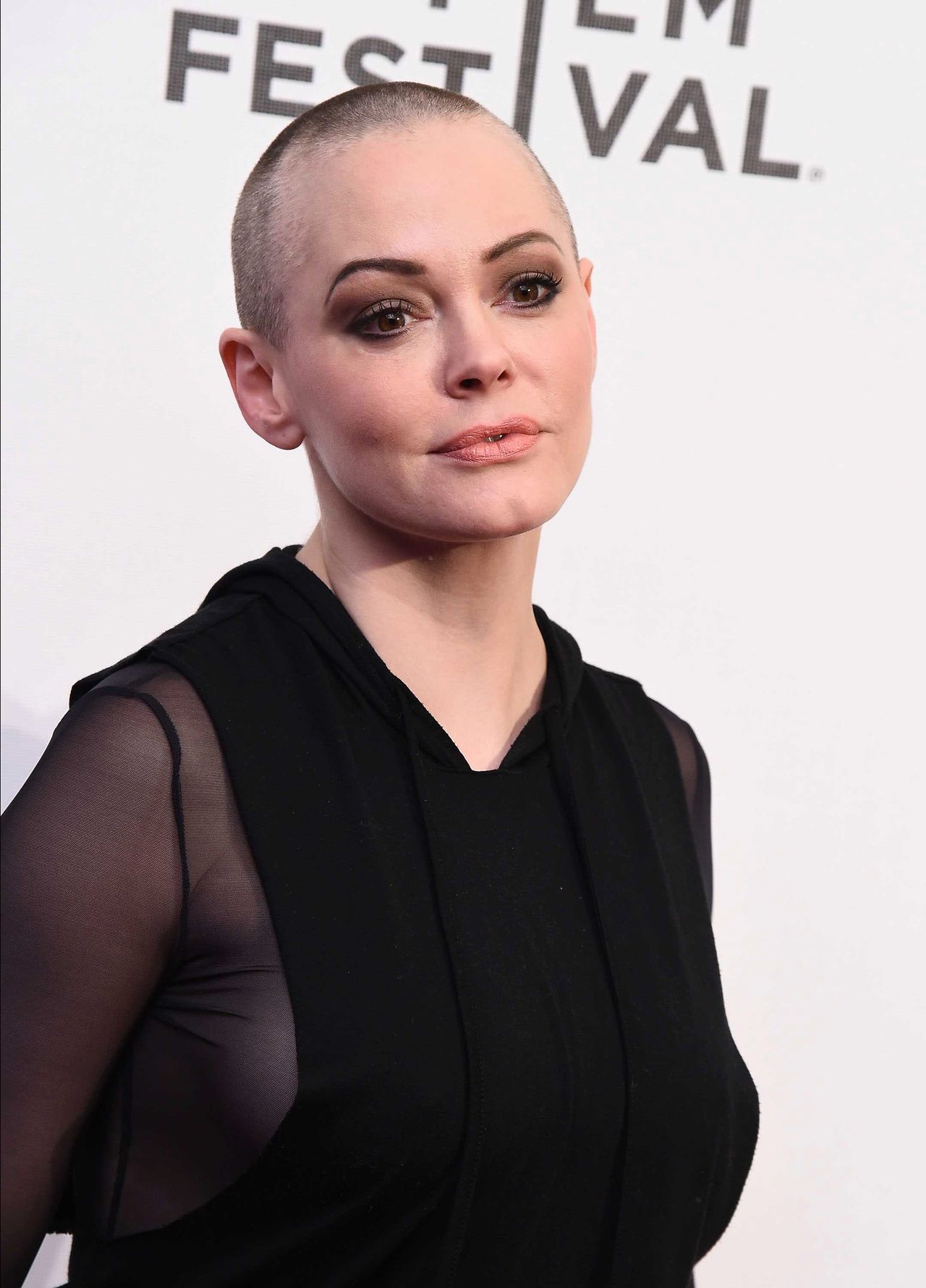 "Zostałam zgwałcona przez hollywoodzką szychę". Wpis Rose McGowan zrobił się przerażająco aktualny