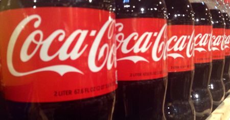 Prosta sztuczka z Coca-Colą ułatwi ci życie. Nie daj się oszukać