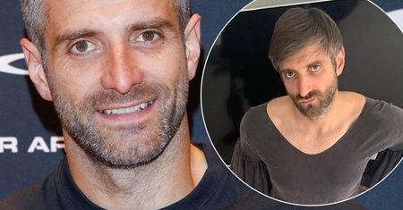 Maciej Dowbor w sukience swojej żony podbija Instagram. Mini z falbankami ledwo zasłoniła jego krocze