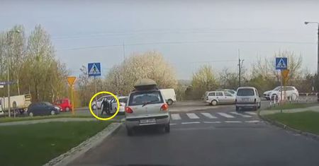 Kierowca miał dość czekania na skrzyżowaniu. Zobaczcie, co sobie wymyślił