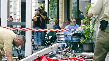 Policjanci zabezpieczają ślady