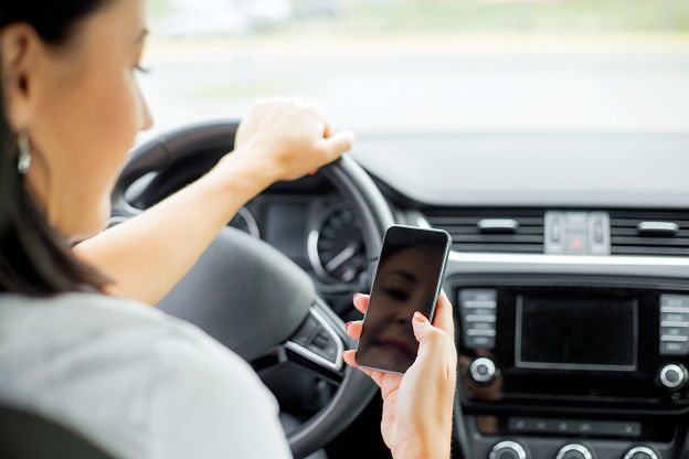 Smartfon i selfie zmorą wśród młodych kierowców