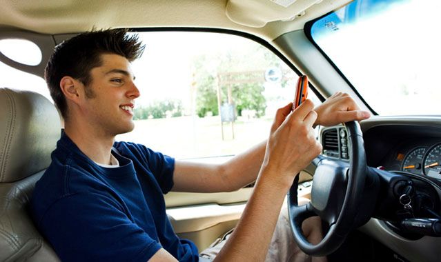 Kierowcy pokolenia internetu są roztargnieni na drodze