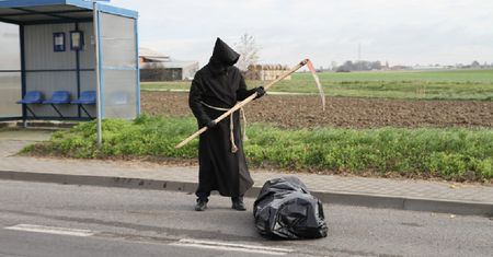 Ponury Żniwiarz straszy kierowców koło Krotoszyna. Ma nawet zwłoki w worku