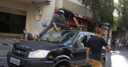 Wjechał terenówką w tłum ludzi. Ktoś wskoczył mu na maskę