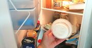 Drażni Cię brzydki zapach w lodówce? Trzymaj w niej ten produkt, a smród zniknie