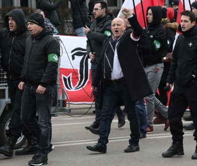 Marsz narodowców w Hajnówce. Policja musiała oddzielać demonstrantów