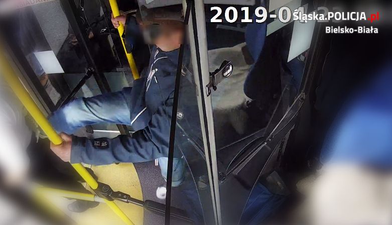 Policja z Bielsko-Białej zatrzymała mężczyznę poszukiwanego za kopnięcie kierowcy autobusu