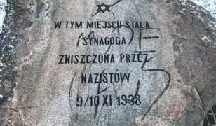 Zdewastowany pomnik upamiętniający spaloną synagogę. Wandale napisali dwa słowa