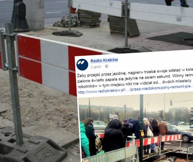 Ludzie ustawiają się w kolejce przy ulicy. Powód? Chcą przejść na drugą stronę ulicy